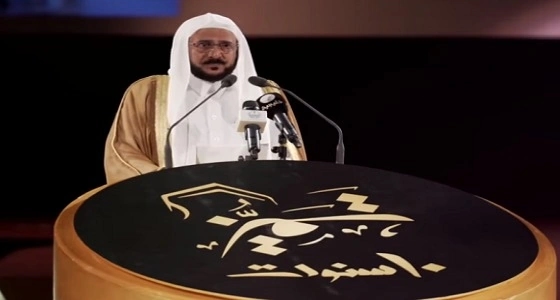 بالفيديو.. وزير الشؤون الاسلامية يتمالك دموعه في كلمة له بحفل جائزة " مكة للتميز "
