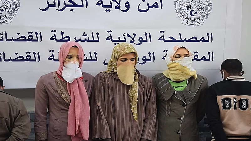 شاهد.. الجزائر تضبط شبكة إجرامية متنكرة تخصصت في تهريب البشر والمخدرات