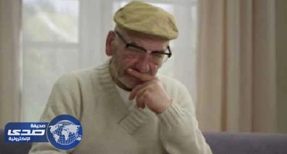 شاب يعتدي على والده المسن بوحشية لمدة عام