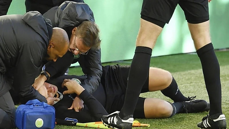 نقل حكم إلى المستشفى بسبب كرة طائشة