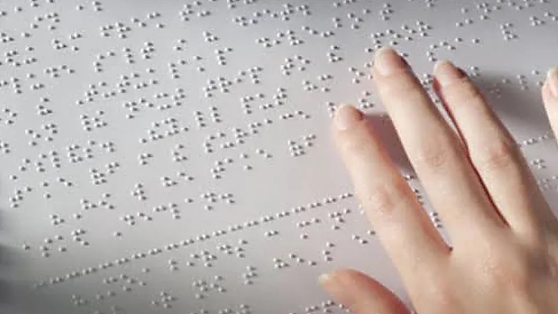 وضع اسم ومعلومات الأدوية بطريقة برايل على العبوة لتسهيل القراءة على المكفوفين