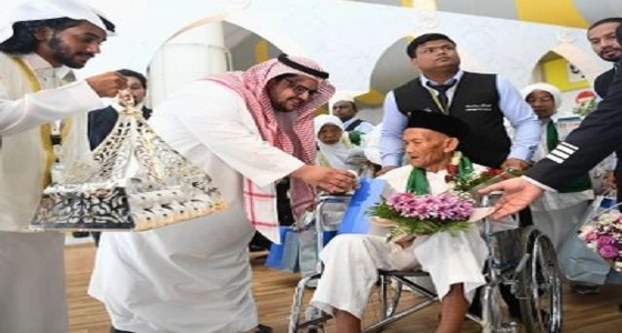 بالصور..وصول المعمر الإندونيسي إلى مطار الملك عبدالعزيز الدولي بعد توجيه خادم الحرمين