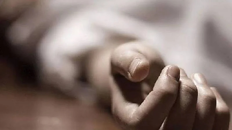 فتاة تقفز من الخامس بسبب سحب هاتفها المحمول