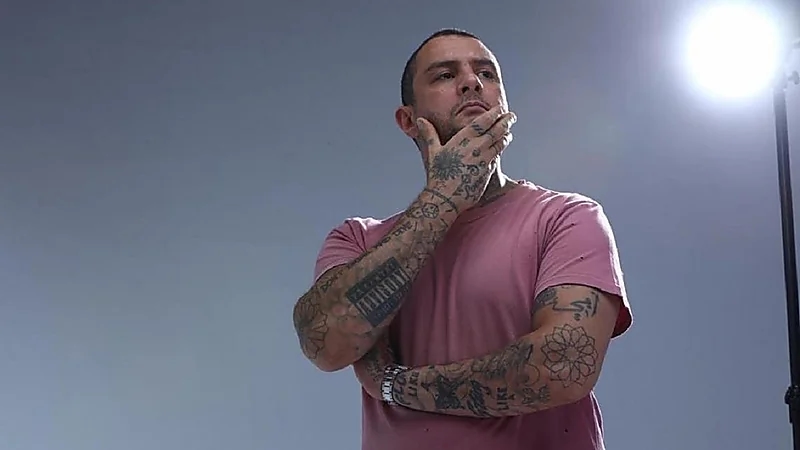 أحمد الفيشاوي يثير الجدل بسبب صور بجسد عاري