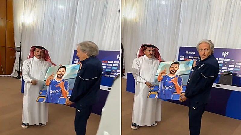 إبراهيم الفريان يقدم لوحة مرسومة بتوقيعه هدية لـ ميتروفيتش .. فيديو