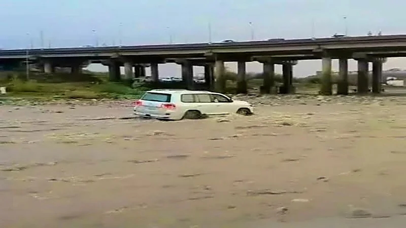 المرور: عبور الأودية أثناء جريانها يعد مخالفة مرورية تصل غرامتها إلى 10 آلاف ريال