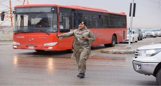 تحت المطر.. رجال المرور يسيرون الحركة المرورية في الجنادرية