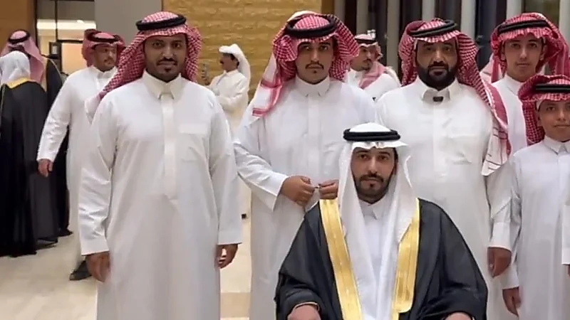 خالد العنزي يتحدى الإعاقة ويتخرج طبيبًا من جامعة حائل.. فيديو