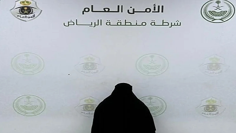 القبض على مخالفة لنشلها حقائب نسائية من مجمع تجاري بالرياض