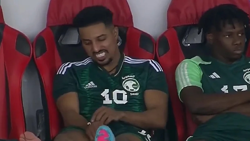 بالفيديو.. الدوسري يتعرض للإصابة ويغادر الملعب بالسيارة