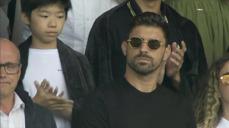 نيفيز يعود لملعب وولفرهامبتون ويشارك الجماهير تحية جوتا