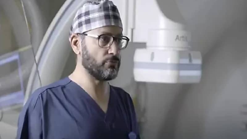 بالفيديو .. قصة طفلة يمنية دفعت دموعها طبيبًا للتطوع لعلاج 3 آلاف طفل منذ 14 عاما