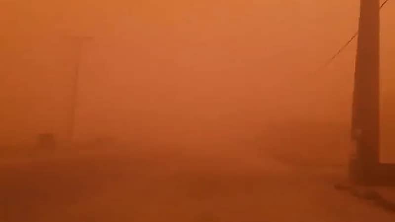 بالفيديو .. العاصفة الرملية تدخل أجواء المجمعة