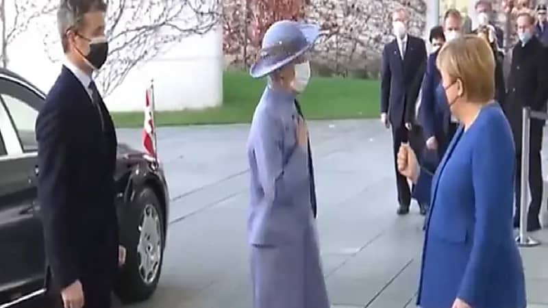 ملكة الدنمارك ترفض مصافحة "أنغيلا ميركل" وتضعها في موقف محرج