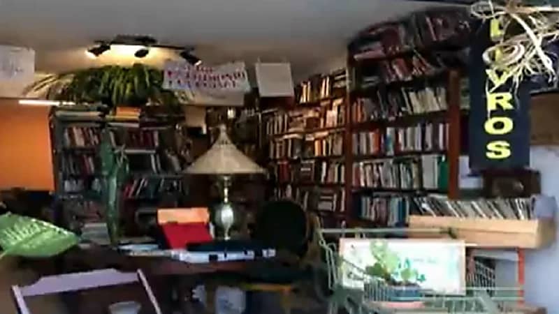 بالفيديو .. مكتبة صغيرة تجعل مواطن يحصد جائزة في البرازيل