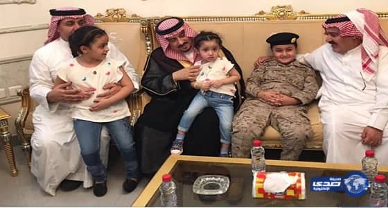بالصور.. أمير الرياض يقدم التعازي لأسرة الشهيد النقيب الملحم