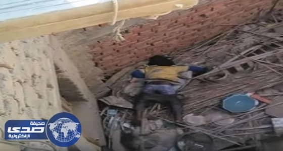 بالفيديو .. لحظة قتل فتاة لطفلة والقائها من أعلى المنزل