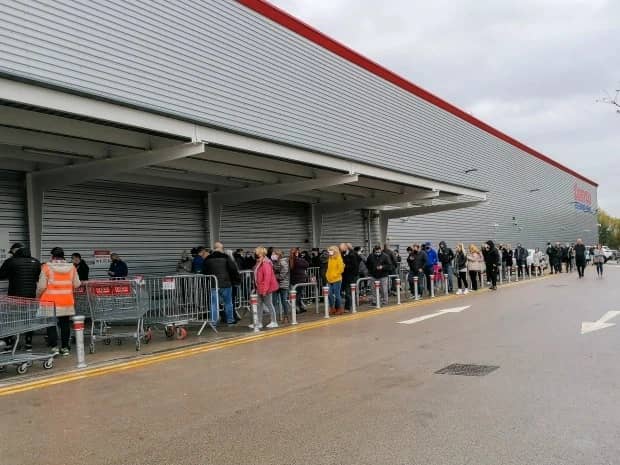 شاهد.. تفاصيل جديدة بشأن اقتحام متجر للاتصالات في الرياض 