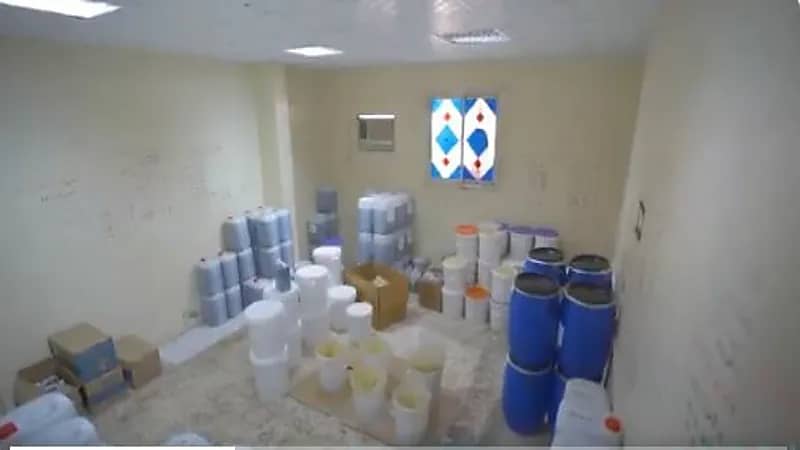 شاهد.. ضبط معمل لتعبئة العسل في ظروف بدائية بالرياض 