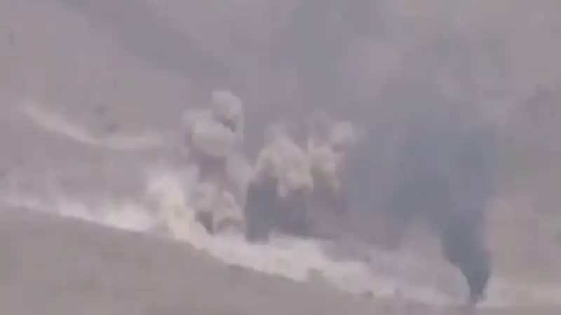 شاهد.. لحظة استهداف 4 أطقم تابعة للحوثيين بجبهة ماس والمخدره