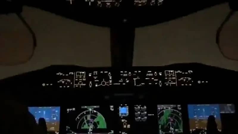 شاهد.. البرق يضرب طائرة البوينج B787 أثناء مرورها بعاصفة جوية
