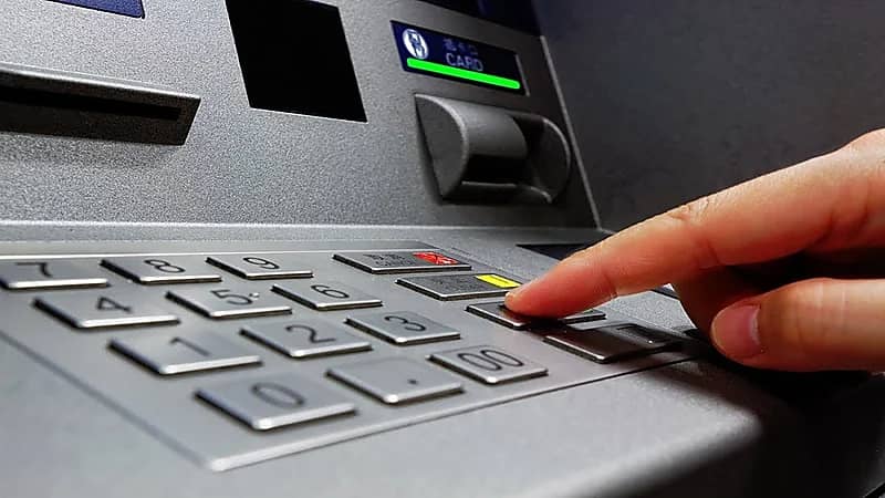 شاب يرفع قضية على بنك بسبب نصف ريال