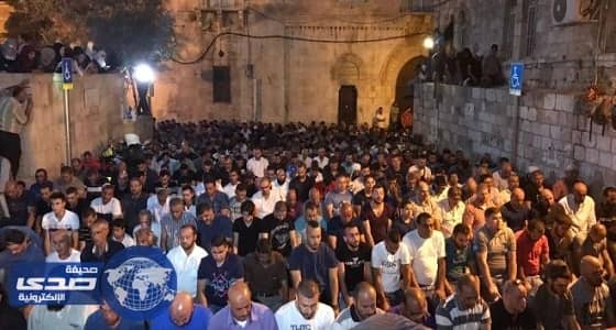 عشرات الآلاف من الفلسطينيين يؤدون صلاة العشاء بمحيط الأقصى