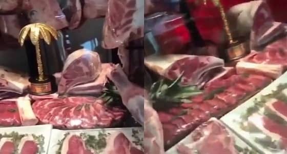 بالفيديو.. جزار يعرض منتجاته كتحف فنية يثير ضجة بالفيسبوك