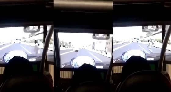 بالفيديو.. فتاة تقود سيارة تقطع إشارة مرورية وتصدم شخصا