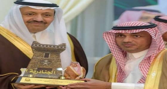 أمير الباحة يكرم مدير عام السياحة بالمنطقة