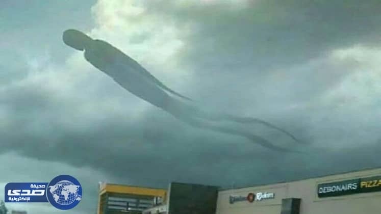 بالصور..  ظهور طيف يٌشبه الإنسان في السماء