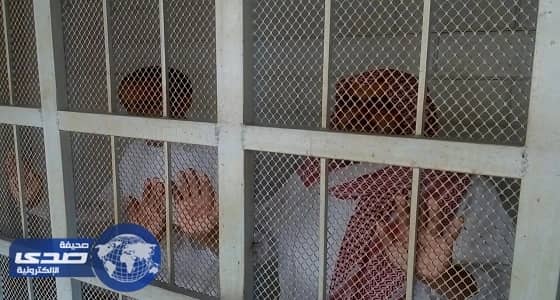 فيديو مروع لطفلة مٌعلقة من رقبتها بالدور الرابع