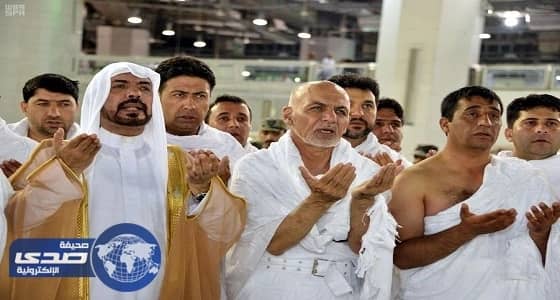 بالصور.. رئيس أفغانستان يؤدي مناسك العمرة