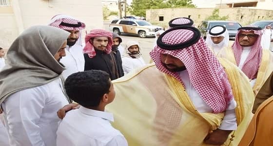 بالصور.. نائب أمير جازان يؤدي صلاة الميت على شهيد الواجب عبدالله كعبي