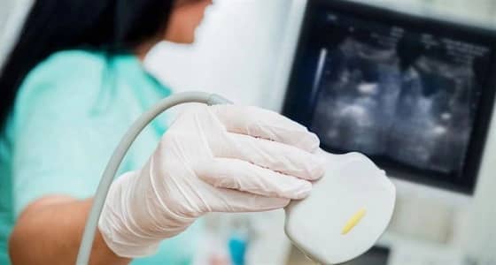 صورة إعلامي كويتي وزوجته مع السونار تثير ضجة بمواقع التواصل