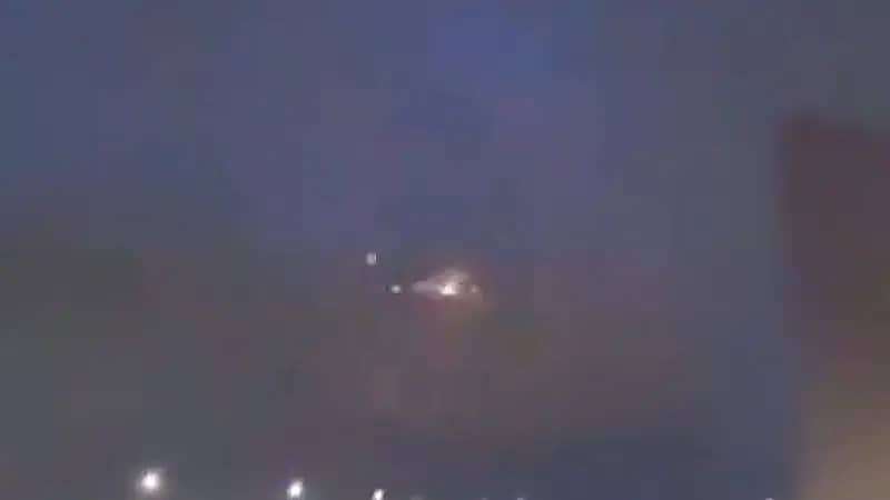 مشهد مروع لوميض يخرج من طائرة بعدما ضربها عطل في الجو .. فيديو