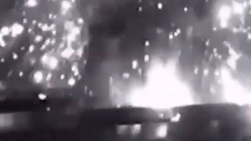 بالفيديو.. لحظة تعرض محطة للطاقة الشمسية لعدة ضربات صاروخية روسية