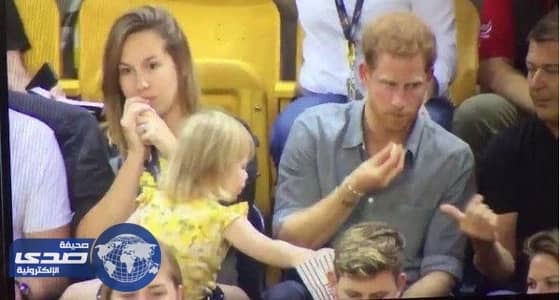 طفلة تسرق الأمير هاري أثناء حضوره مبارة لكرة الطائرة