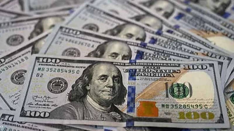 رجل يحصل على ثروة كبيرة من المال في حسابه عن طريق الخطأ