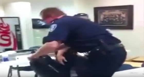 بالفيديو.. موقف محرج لضابط شرطة أمام زملائه
