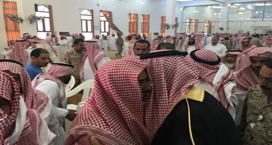 بالصور.. جموع المصلين بتيماء تشيع شهيد الواجب الجندي " العنزي "