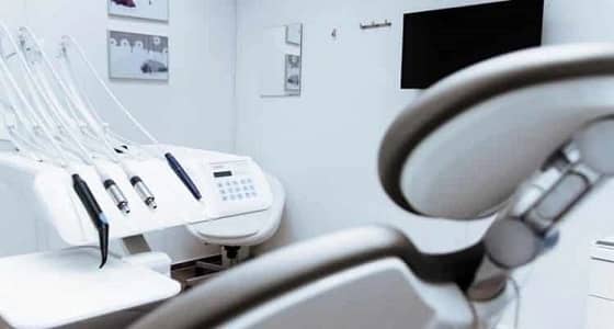 العمل تبرأ الوافد " الدهان " الذي عمل كطبيب أسنان.. ومدير المجمع الطبي يعلق