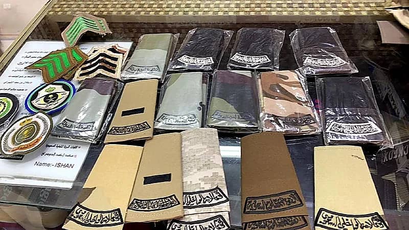 القبض على شخص ينقل بمركبته الخاصة بدلًا ورتبًا عسكرية مخالفة