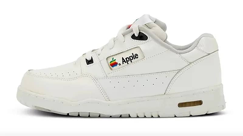 دار مزادات تعتزم بيع حذاء آبل النادر مقابل 50 ألف دولار