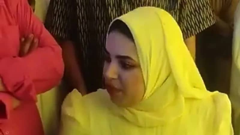 شاهد.. شرط غير متوقع من عروس قبل عقد قرانها 