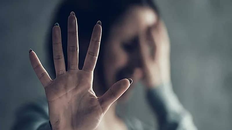 سائق يلقي بطفلة على الطريق ويتحرش بأخرى