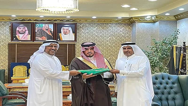 تعليم المخواة تهدي محافظ غامد الزناد العلم السعودي.. صور