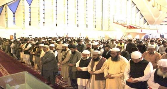 بالصور.. إمام الحرم المكي يؤم المصلين في جامع الملك فيصل