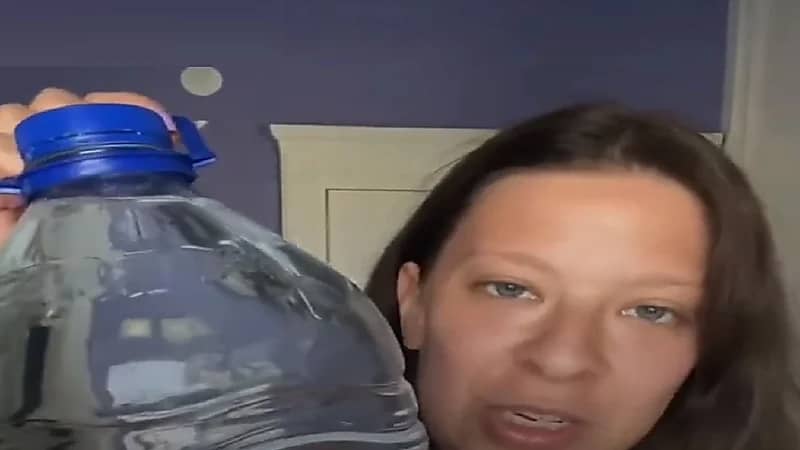 ماء زمزم تحت الميكروسكوب يدهش مهندسة وراثية..فيديو