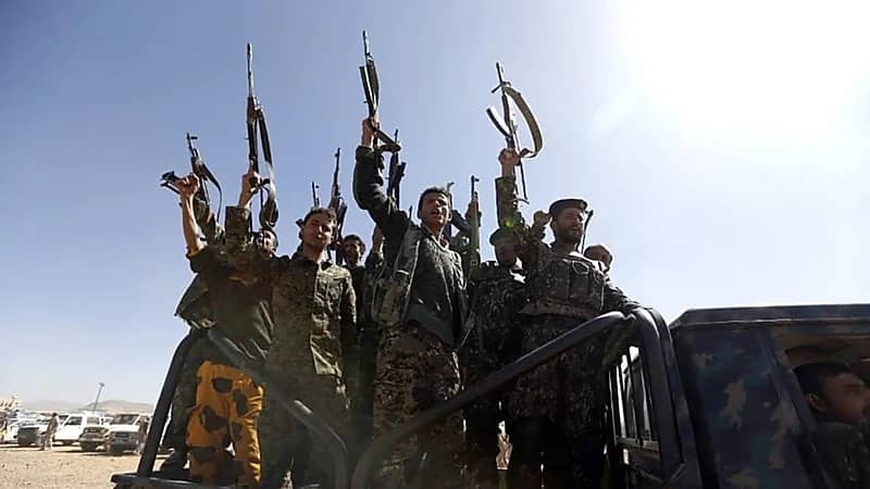 وفاة طفل يمني متأثرا بإصابته من قذيفة حوثية
